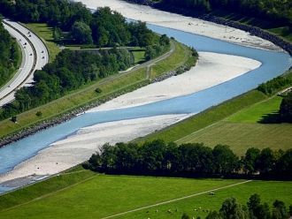 Река Рейн является важной транспортной а