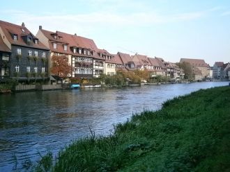 В нижнем течении, проходящем через Средн