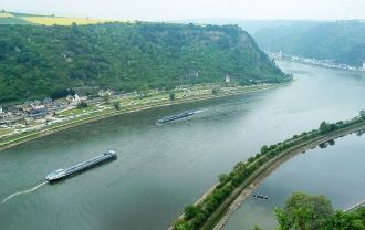 Далее водный поток на севере Швейцарии в