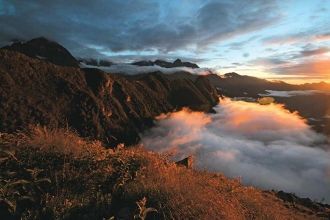 Эрик Шиптон и Х. В. Тилмен вошли во внут