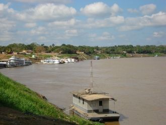 Река движется на северо-восток по террит