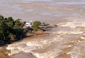 В верхнем течении Мадейра огибает Бразил
