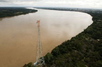 В нижнем течении от русла реки справа от