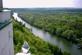 Но из крупных и средних еще остались тут