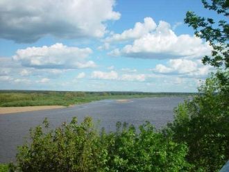 Вятка впадает в Каму в 17 км ниже города