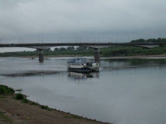 По пути принимает притоки справа и слева