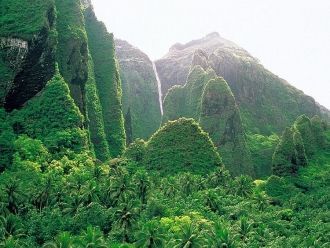 Остров Таити покрыт горными пиками, поро