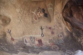 Пещера с петроглифами в парке Джошуа-Три