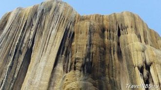 Сегодня многие люди приезжают к водопаду