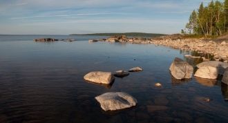 Озеро имеет очень изрезанную береговую л