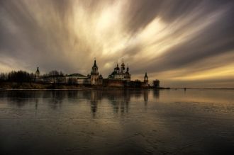 С озера открываются прекрасные виды на Р