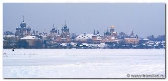 На всем протяжении озеро бурно зарастает