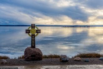 Существует несколько легенд, объясняющих