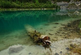 Озеро похоже на настоящую сказку: чистый