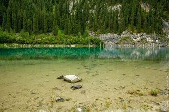 Само озеро находится на высоте 2000 метр