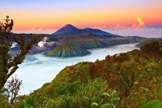 Действующий вулкан Бромо входит в вулкан