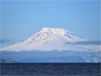 Кратер оправлен многочисленными ледяными