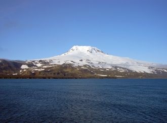 Вулкан возглавлен заполненным льдом широ