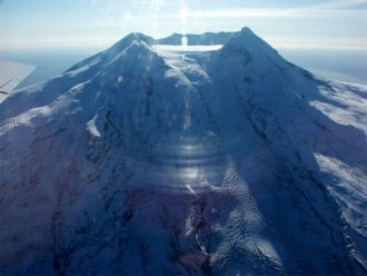 Первая научная экспедиция на вулкан была