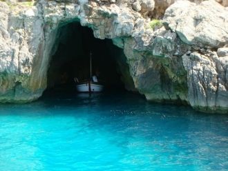 Пещера простирается на 50 метров в скале