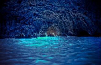 Солнечные лучи проходя через подводные в