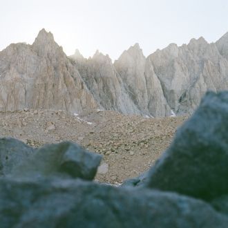 Это средней высоты вершина, расположенна