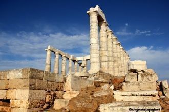 Мыс Сунион известен еще одним древним ар