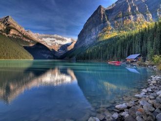 По берегам озера Луиза расположено больш