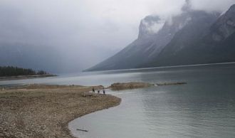 У живописного синего Озера Минневанка ес