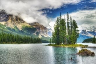 Вокруг озера обитают гризли, волки, койо