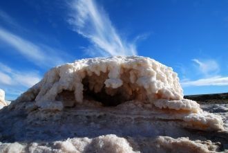Толщина слоя соли на дне озера иногда до