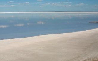 Ширина озера Торренс 65 км.