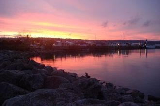 Прибрежные территории  густо заселены. Ш