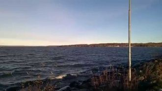 На озере расположено несколько крупных п