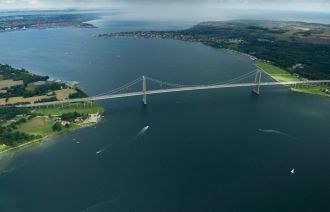 Через пролив перекинуты два моста - 