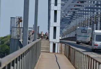 Пешеходный и автомобильный мост через пр