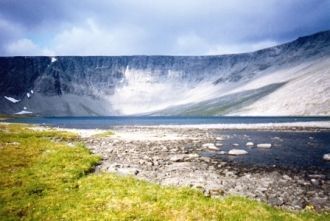 На юго-востоке граничит с горой Коашва.