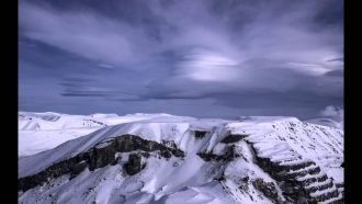 С севера отделено перевалом Юкспоррлак о
