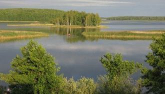 При ширине до 900 м озеро вытянулось с с