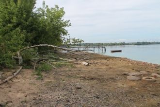 В юго-восточной части озера берет начало