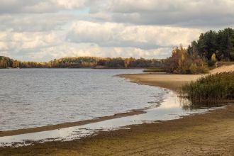 Берега песчаные, преимущественно низкие,