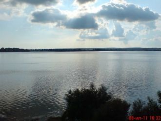 Дно имеет сложное строение: мели сочетаю