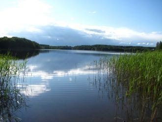 Площадь зеркала 10,18 км?, длина 7,57 км