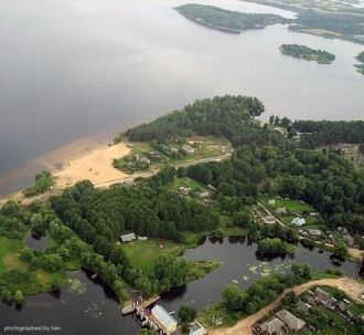 Имеется 7 островов, общей площадью около