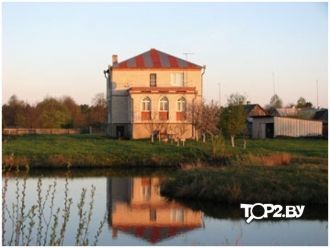 На западном берегу озера находится дерев