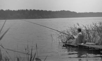 Котловина озера имеет сложную форму и пр
