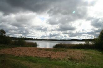 Озеро является проточным.