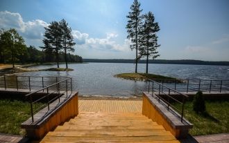 В акватории озера расположены семь остро