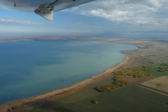Водоём имеет овальную форму, вытянут с в