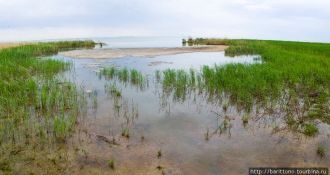 Урез воды находится на высоте 110 м над 